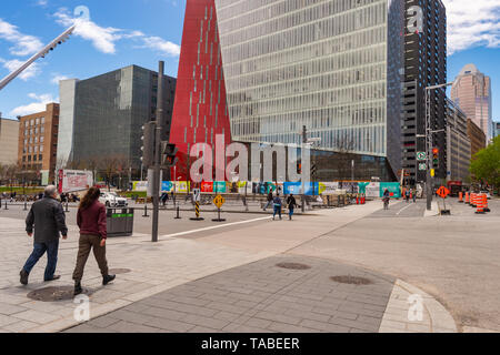 Montreal, Kanada - 21. Mai 2019: Jeanne Mance Straße und Îlot Balmoral Gebäude in Montreal Downtown, im Frühling. Stockfoto