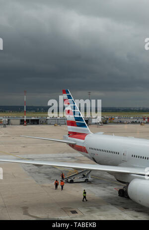 Amerikanische Airlines-Flugzeug, Charles de Gaulle-Flughafen, Paris, Frankreich instand gehalten wird. /American Airlines Flugzeug in Paris, das gerade gewartet wird. Stockfoto
