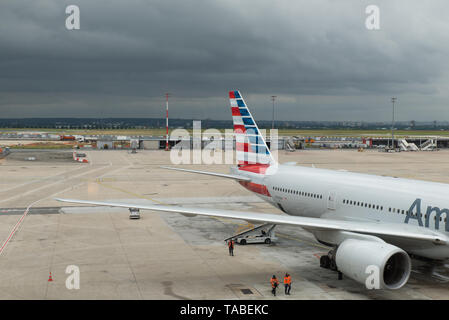 Amerikanische Airlines-Flugzeug, Charles de Gaulle-Flughafen, Paris, Frankreich instand gehalten wird. /American Airlines Flugzeug in Paris, das gerade gewartet wird. Stockfoto