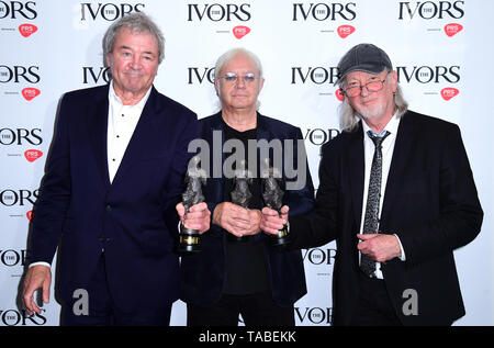 Mitglieder der Band Deep Purple, Ian Gillan, Ian Paice und Roger Glover (von links nach rechts) mit dem International Achievement Award im Rahmen des jährlichen Ivor Novello Awards am Songwriting Grosvenor House in London. Stockfoto