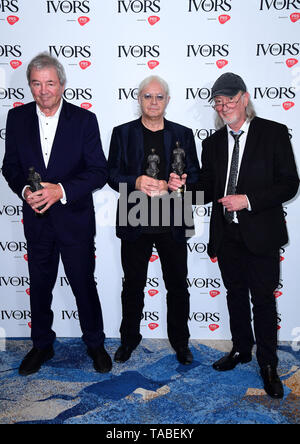 Mitglieder der Band Deep Purple, Ian Gillan, Ian Paice und Roger Glover (von links nach rechts) mit dem International Achievement Award im Rahmen des jährlichen Ivor Novello Awards am Songwriting Grosvenor House in London. Stockfoto