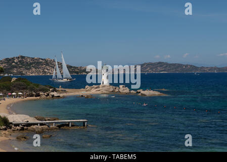 Ein schooner in der Nähe von Porto Faro in der Nähe von Palau, Sardinien, Italien. /Ein Schoner nahe Porto Faro nahe Palau, Sardinien, Italien. / Stockfoto