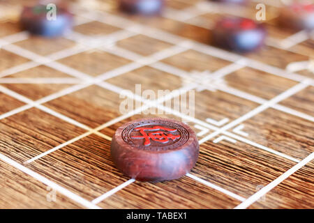 Holz- Chinese Chess Board und Marker. Die chinesischen Zeichen auf Markierung gibt den Zweig der traditionellen chinesischen militärischen Service. Stockfoto