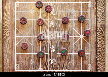 Holz- Chinese Chess Board und Marker. Die chinesischen Zeichen auf Markierung gibt den Zweig der traditionellen chinesischen militärischen Service. Stockfoto