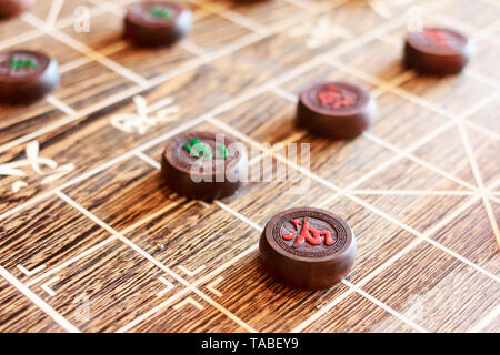 Holz- Chinese Chess Board und Marker. Die chinesischen Zeichen auf Markierung gibt den Zweig der traditionellen chinesischen militärischen Service. Stockfoto