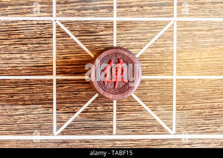 Holz- Chinese Chess Board und Marker. Die chinesischen Zeichen auf Markierung gibt den Zweig der traditionellen chinesischen militärischen Service. Stockfoto