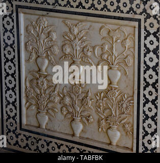 Alten Marmor Platten von blühenden Pflanzen schmücken die unteren Teile der Wände in der gesamten Sheesh Mahal, Amber Fort, Jaipur, Rajasthan, Indien, Asien. Stockfoto