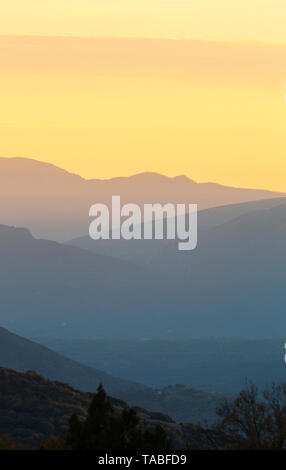 Trübe winter Sonnenuntergang im Pindosgebirge in Griechenland Stockfoto