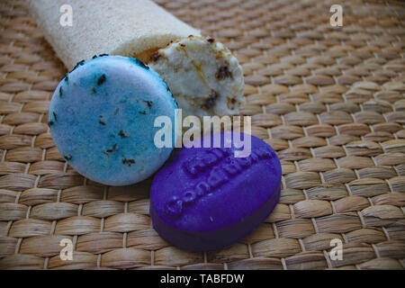 Natürliches shampoo Bar mit natürlichen Klimaanlage bar vor luffa schwamm. Naturkosmetik. Stockfoto