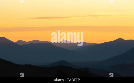 Trübe winter Sonnenuntergang im Pindosgebirge in Griechenland Stockfoto