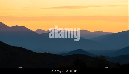 Trübe winter Sonnenuntergang im Pindosgebirge in Griechenland Stockfoto