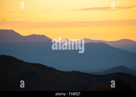 Trübe winter Sonnenuntergang im Pindosgebirge in Griechenland Stockfoto