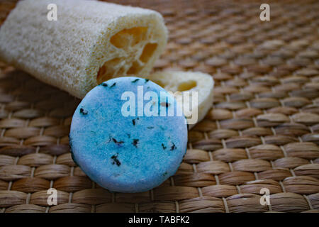 Shampoo bar mit Luffa Schwamm. Stockfoto