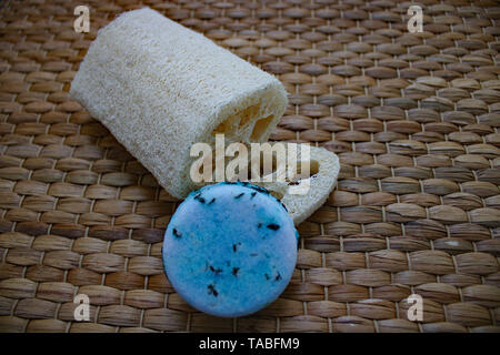 Shampoo bar mit Luffa Schwamm. Stockfoto