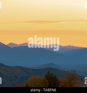 Trübe winter Sonnenuntergang im Pindosgebirge in Griechenland Stockfoto