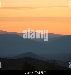 Trübe winter Sonnenuntergang im Pindosgebirge in Griechenland Stockfoto