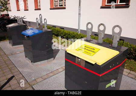 Werfen - in Behältnissen von den Unterboden Abfälle, das Naumann Wohnsiedlung im Stadtteil Riehl, Köln, Deutschland. Einwurfbehaelter des Unterf Stockfoto