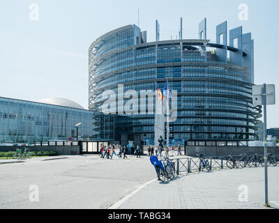 Straßburg, Frankreich, 23. Mai 2019: Vorderansicht des Europäischen Parlaments mit allen Mitgliedern Fahnen und Gruppe junger Kinder verlassen die Politik einen Tag vor den Wahlen zum Europäischen Parlament 2019 Stockfoto