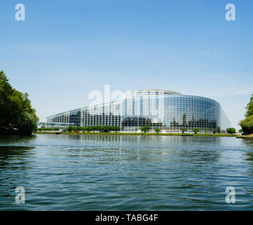 Klar breite Fassade Hauptsitz des Europäischen Parlaments in Straßburg einen Tag vor 2019 zu den Wahlen zum Europäischen Parlament - klaren blauen Himmel und ruhige Ill Wasser Stockfoto