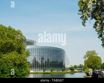 Breite Fassade Hauptsitz des Europäischen Parlaments in Straßburg einen Tag vor 2019 zu den Wahlen zum Europäischen Parlament - klaren blauen Himmel und ruhige Ill Wasser Stockfoto