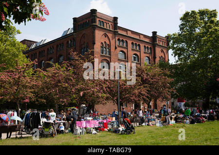 Flohmarkt vor der Stollwerck Haus, historisches Gebäude der ehemaligen Schokoladenfabrik Stollwerck, Köln, Deutschland. Vor dem Troedelmarkt Stockfoto