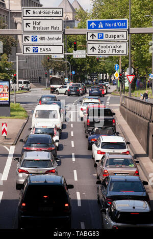 Stau am Rheinufer Straße, Ausfahrt vom Rheinufer Tunnel Richtung Norden, Köln, Deutschland. Stau auf der Rheinuferstrasse, Ausfahrt aus dem Stockfoto