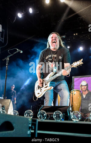 Indio, Kalifornien, April 26, 2019, Bret Michaels Band auf der Bühne zu einem energetischen Menge an Tag 1 der Stagecoach Country Music Festival. Stockfoto