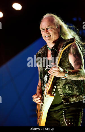 Indio, Kalifornien, 27. April 2019, Rickey Medlocke von Lynyrd Skynyrd auf der Bühne zu einem energetischen Masse an der Stage Coach Music Festival. Stockfoto