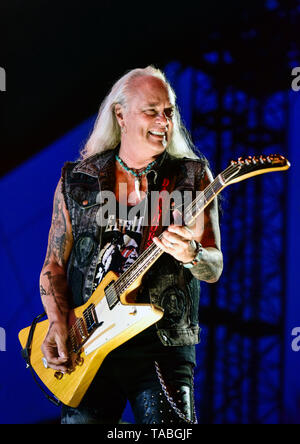 Indio, Kalifornien, 27. April 2019, Rickey Medlocke von Lynyrd Skynyrd auf der Bühne zu einem energetischen Masse an der Stage Coach Music Festival. Stockfoto