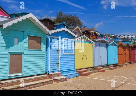 Bunten Badekabinen, sehr teuer, in der Küstenstadt Walton-on-the-naze, Essex, England, UK, gb Stockfoto