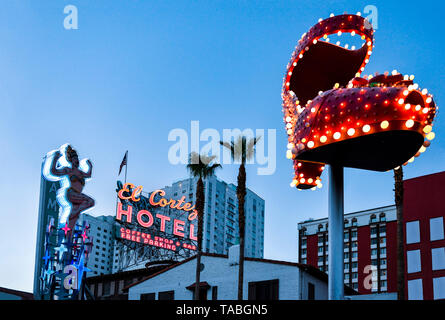 Die beleuchtete High Heel Schuh in der Dämmerung auf der Fremont Street, Las Vegas, Nevada Stockfoto