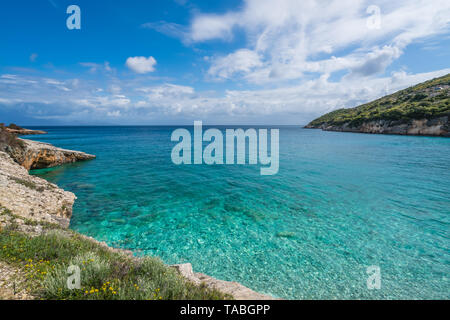 Unglaublich türkisfarbene Wasser auf der Xigia Schwefel Strand im Sommer auf der Insel Zakynthos, Griechenland Stockfoto