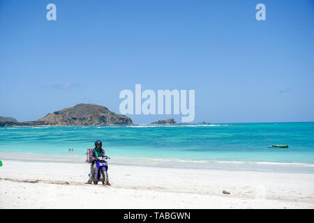 Eis Verkäufer auf dem Fahrrad auf dem weißen Sandstrand von Pantai Tanjung Aan Beach in Kuta, Lombok, Indonesien, 09.08.2018 Stockfoto