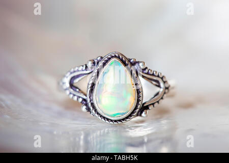 Silber Ring mit Opal Mineralien Edelstein auf Pearl Hintergrund Stockfoto