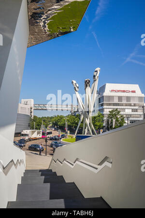 Porsche Skulptur am Porscheplatz in Stuttgard-Zuffenhausen im Porsche Museum Porsche 911 Modelle streben nach oben auf drei Stelen, Stuttgart, DE Stockfoto