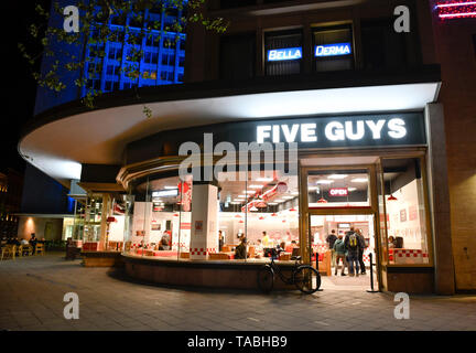 Fünf Jungs, Joachimsthaler Platz, Kurfürstendamm, Charlottenburg, Berlin, Deutschland, Joachimsthaler Platz, Deutschland Stockfoto