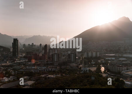 Monterrey, Sonnenuntergang, Tal, Cerro de La Silla, Gebäude, Horizont, Sonne, Stockfoto