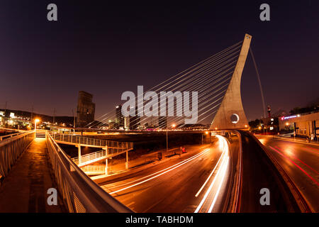 Monterrey, Nuevo León, Mexiko, San Pedro Garza Garcia, Brücke, Langzeitbelichtung, Nacht, Lichter, Architektur, Suspension Bridge. Stockfoto