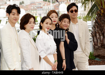 Mai 22, 2019 - Cannes, Frankreich - Cannes, Frankreich - 22. Mai: (L-R) Choi Woo-Shik Hyae-Jin, Cho Chang Yeo-Jeong, Park So-Dam, Lee Jung - Eun und Lee Sun-Gyun nehmen an der Fotoshooting für "Parasit" während der 72. jährlichen Filmfestspiele von Cannes am 22. Mai 2019 in Cannes, Frankreich (Credit Bild: © Friedrich InjimbertZUMA Draht) Stockfoto