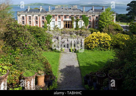 Panorama von Bantry House & Gardens mit Bantry Bay im Hintergrund. County Cork, Irland. Stockfoto