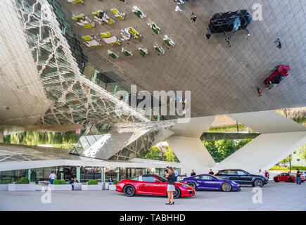 Ausstellung der Porsche Automobile im Foyer der Porsche Museum in Stuttgart-Zuffenhausen, Baden-Württemberg, Deutschland Stockfoto