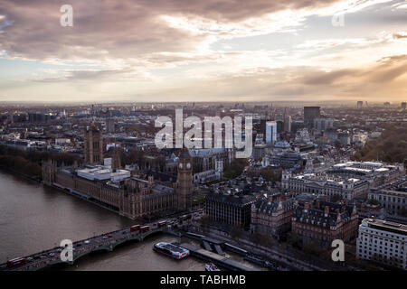 London, England, BigBen, Themse, Uhr, Sonnenuntergang, Gebäude, Architektur, London Eye. Bild oben das London Eye getroffen, tolle Aussicht. Stockfoto