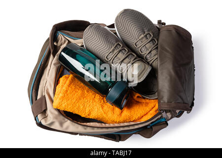 Sporttasche mit Sportgeräte auf weißem Hintergrund Stockfoto