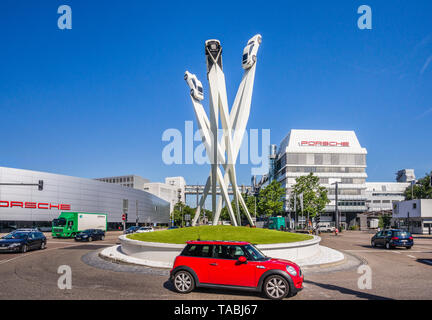 Porsche Skulptur am Porscheplatz in Stuttgard-Zuffenhausen im Porsche Museum Porsche 911 Modelle streben nach oben auf drei Stelen, Stuttgart, DE Stockfoto