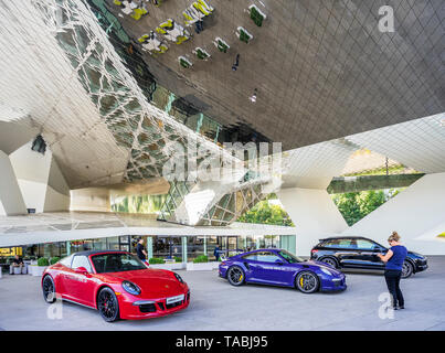 Ausstellung der Porsche Automobile im Foyer der Porsche Museum in Stuttgart-Zuffenhausen, Baden-Württemberg, Deutschland Stockfoto