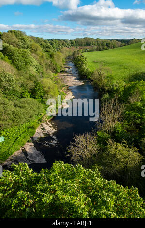 Ein Blick auf den Fluss Mandel aus der Mandel Aquädukt bei Linn's Mill, Newbridge, West Lothian. Stockfoto