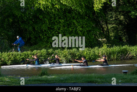 Kanufahren auf der Union Canal in der Nähe von Lins Mühle, Newbridge, West Lothian. Stockfoto