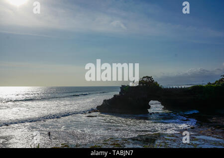 Strand in der Nähe von Tanah Lot Tempel auf Bali, Indonesien - Hintergrund Stockfoto