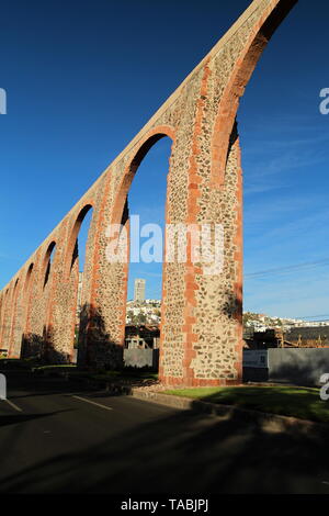 Los Arcos in Santiago de Querétaro, Aquädukt. Calzada de los Arcos. Querétaro, Mexiko. Stockfoto