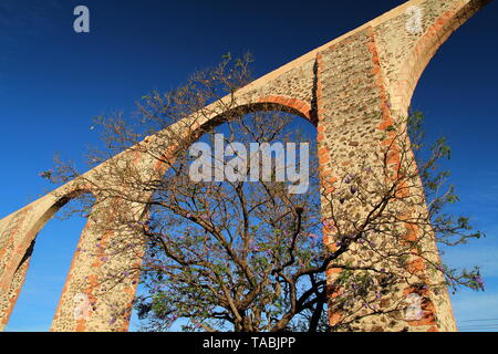 Los Arcos in Santiago de Querétaro, Aquädukt. Calzada de los Arcos. Querétaro, Mexiko. Stockfoto